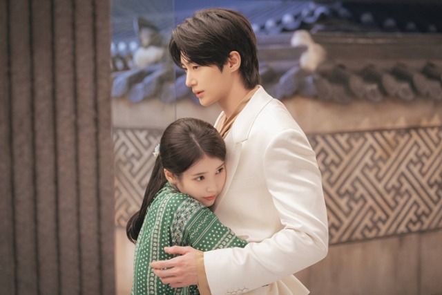 '21세기 대군부인' 아이유·변우석, 학창 시절부터 신혼부부까지 로맨스 케미 예고