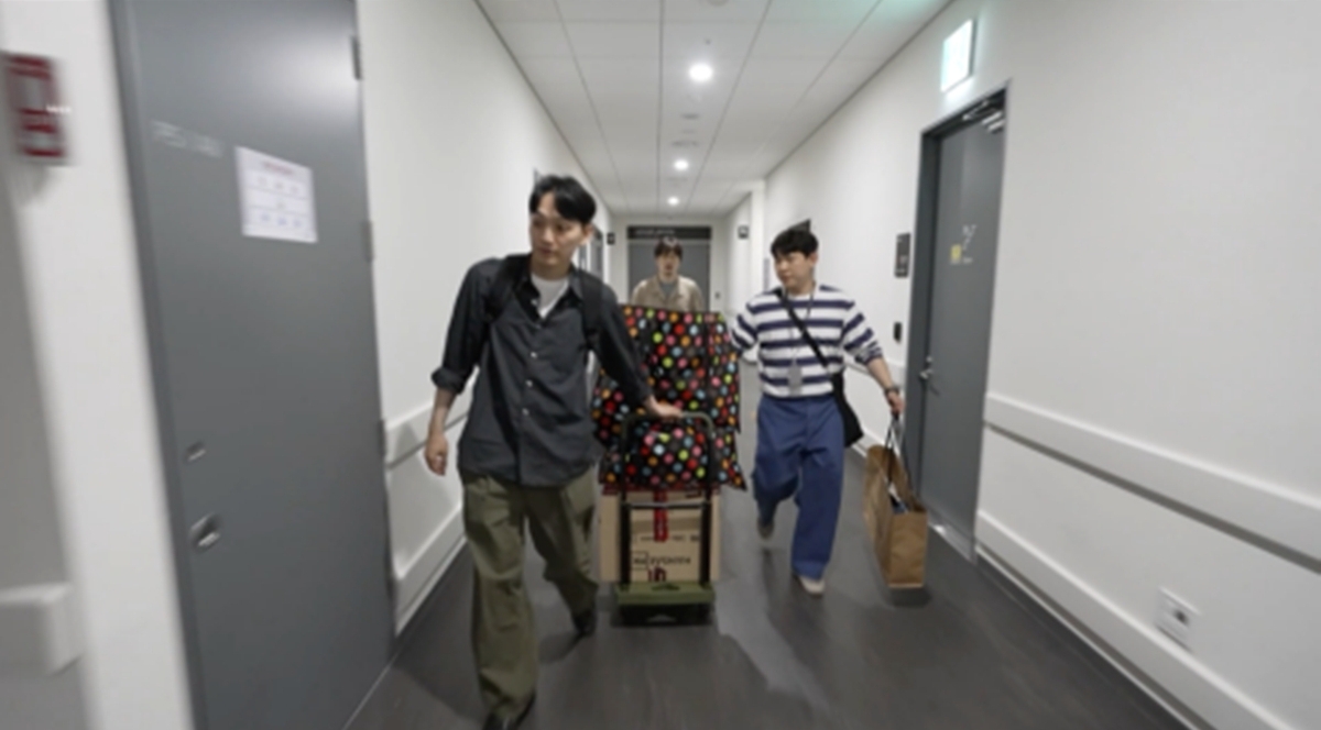 연극 연습실에 열린 옷 나눔 플리마켓
