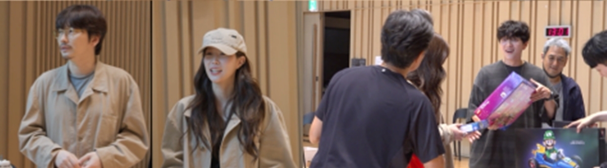 연극 연습실에 열린 옷 나눔 플리마켓