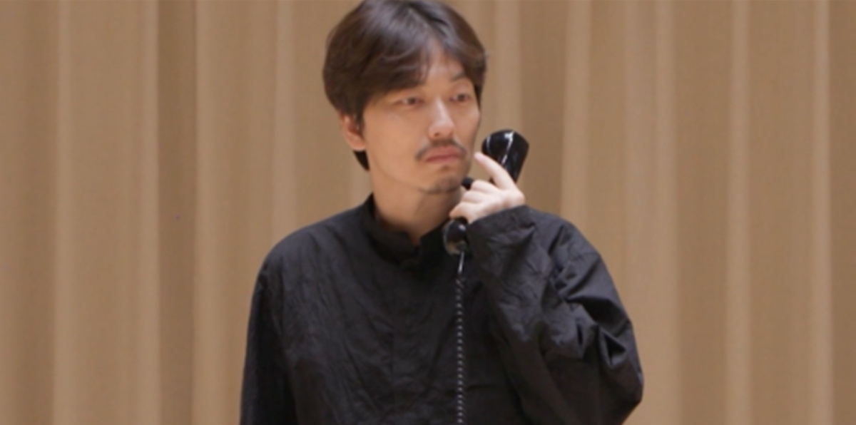 연극 연습실에 열린 옷 나눔 플리마켓