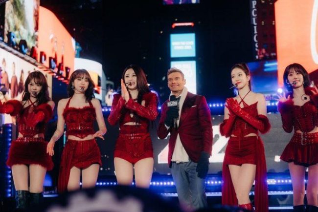 르세라핌, 美 타임스퀘어 새해 첫 무대 장식… K-팝 걸그룹 최초 '직관' 역사 썼다